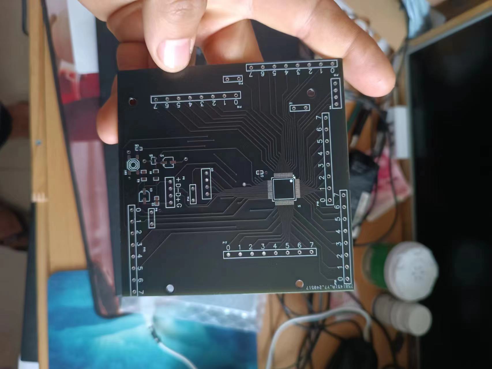 stc8h8k64u 64脚的最小系统板