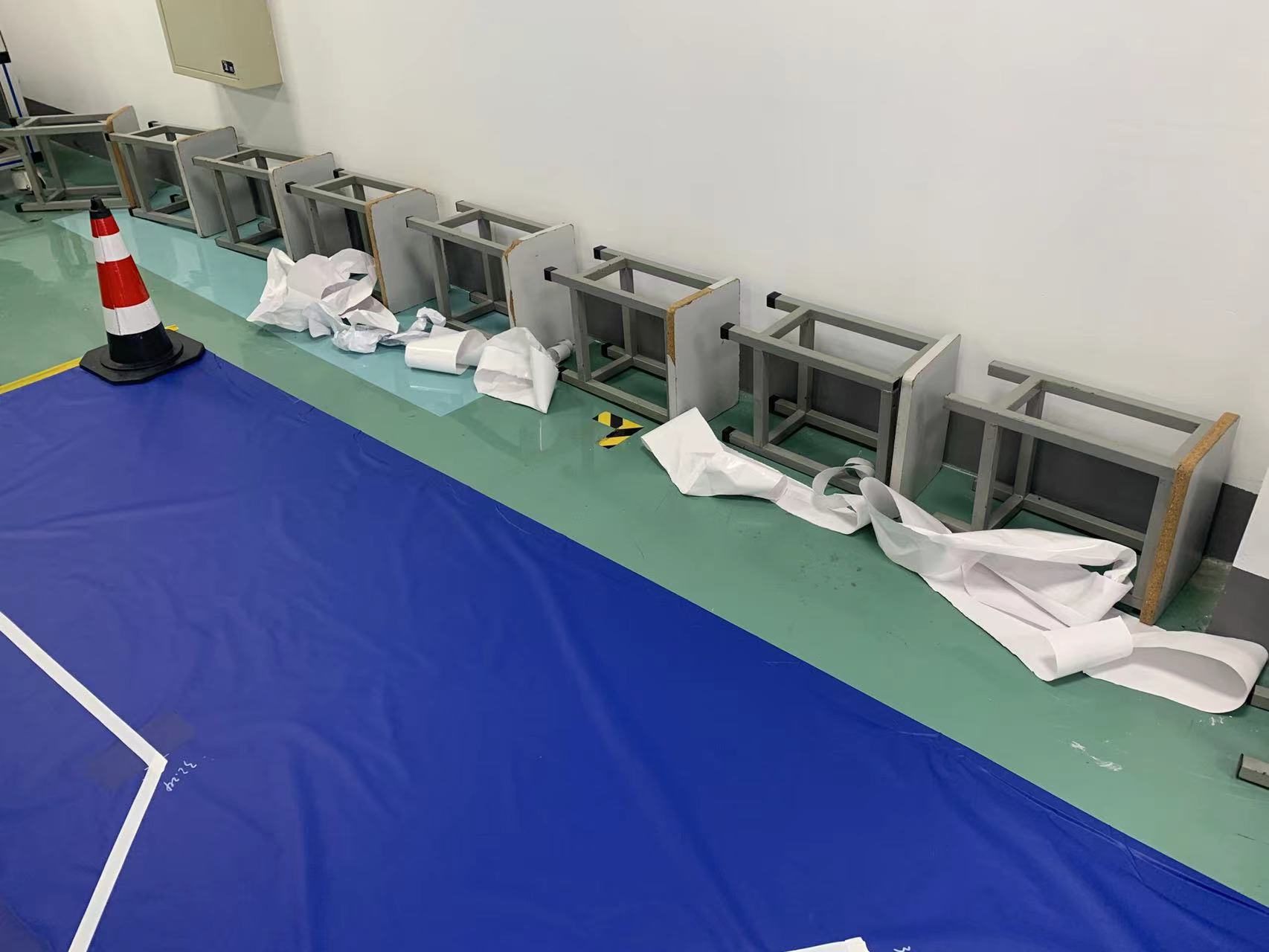 离型纸作为缓冲栅栏